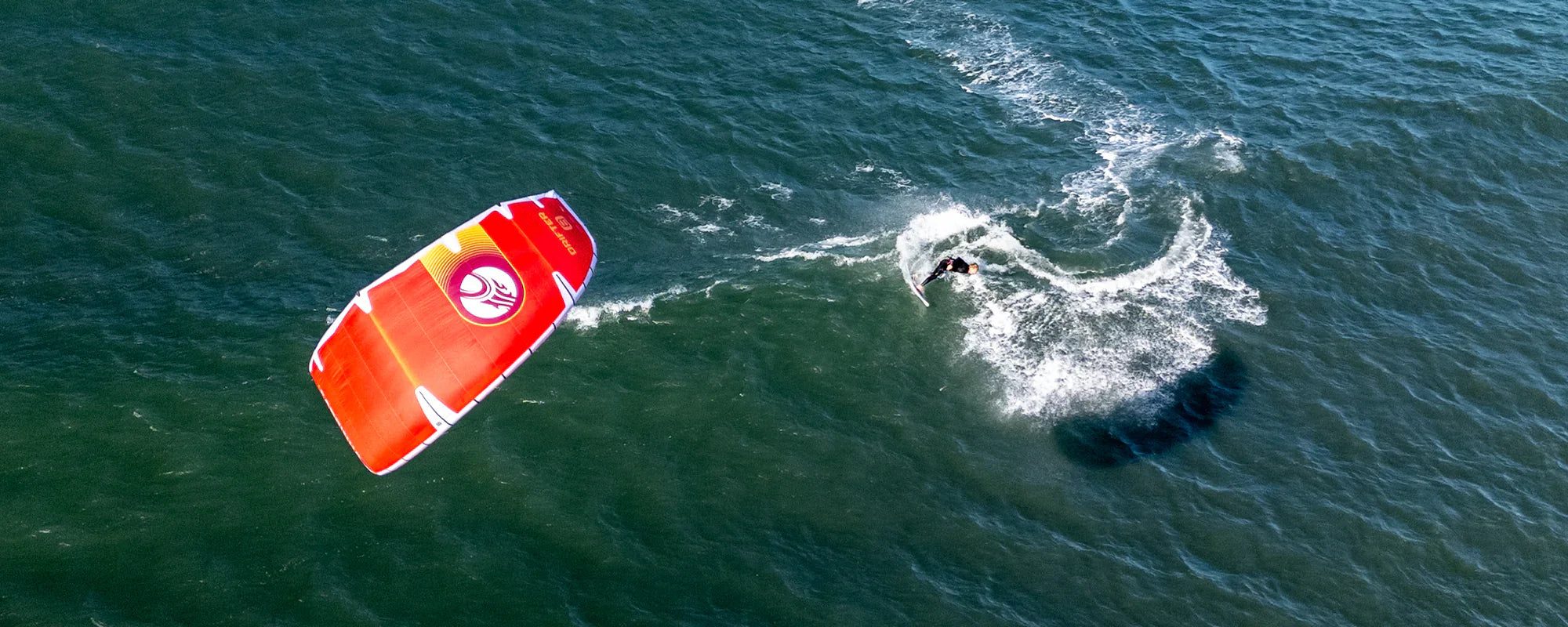 KJØPE BØLGEKITE? EKSPERTENS GUIDE TIL WAVE KITES OG STRAPLESS KITESURFING