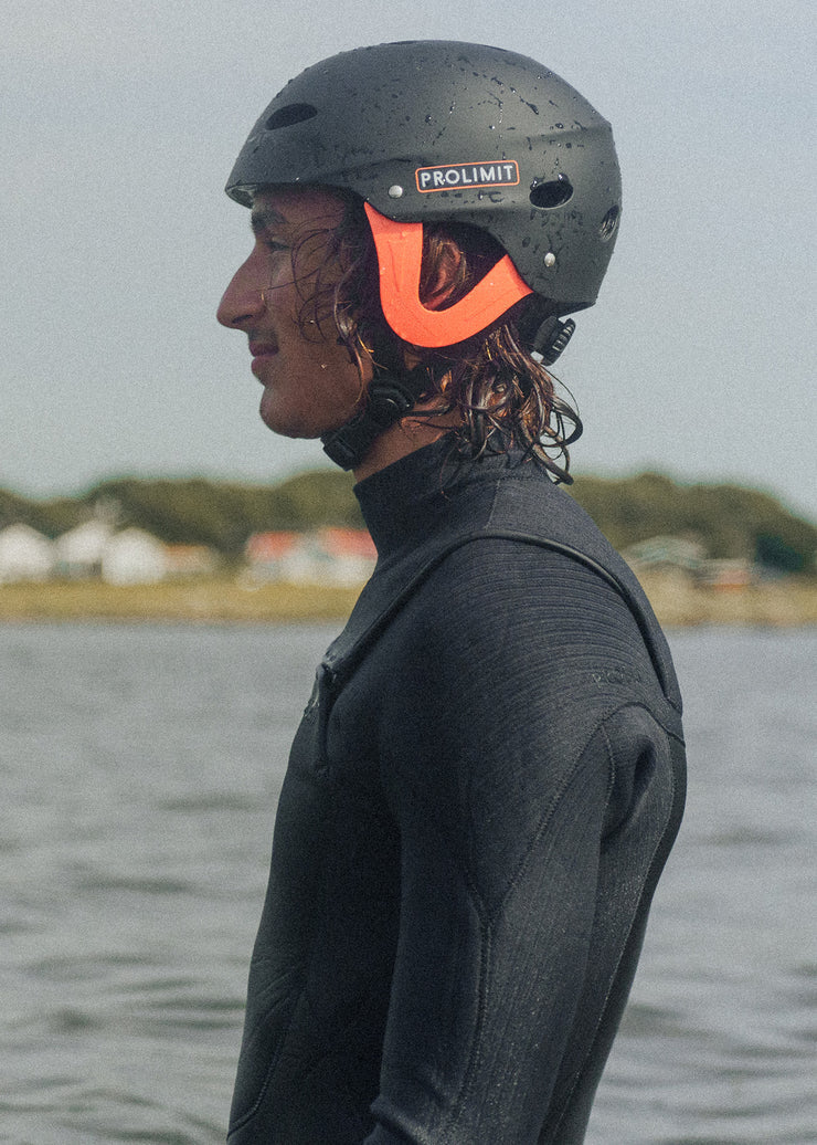HJELM TIL VANNSPORT: Kite, Wingfoil & Windsurfing